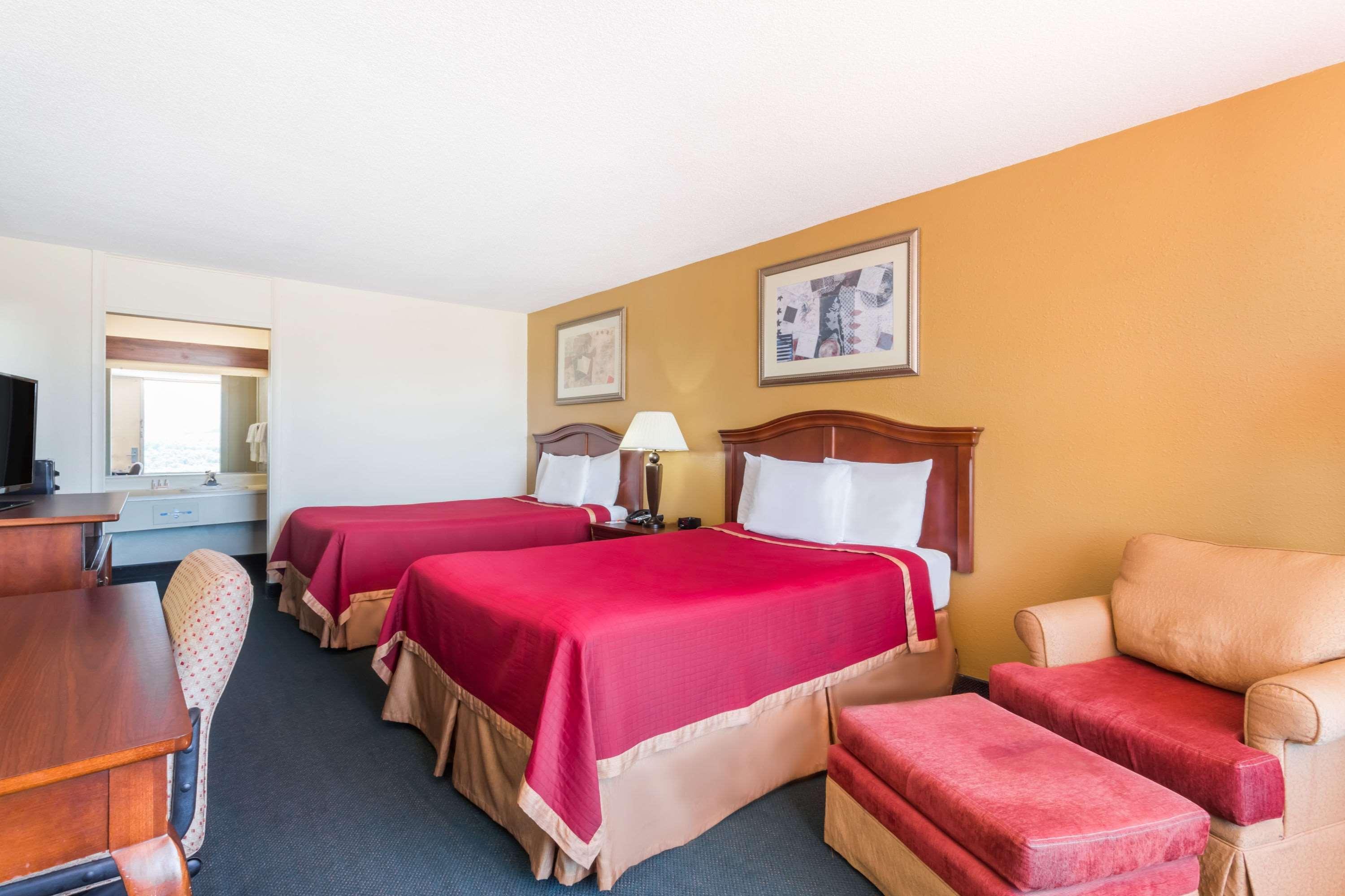 Howard Johnson & Conference Center By Wyndham Hotel Salem