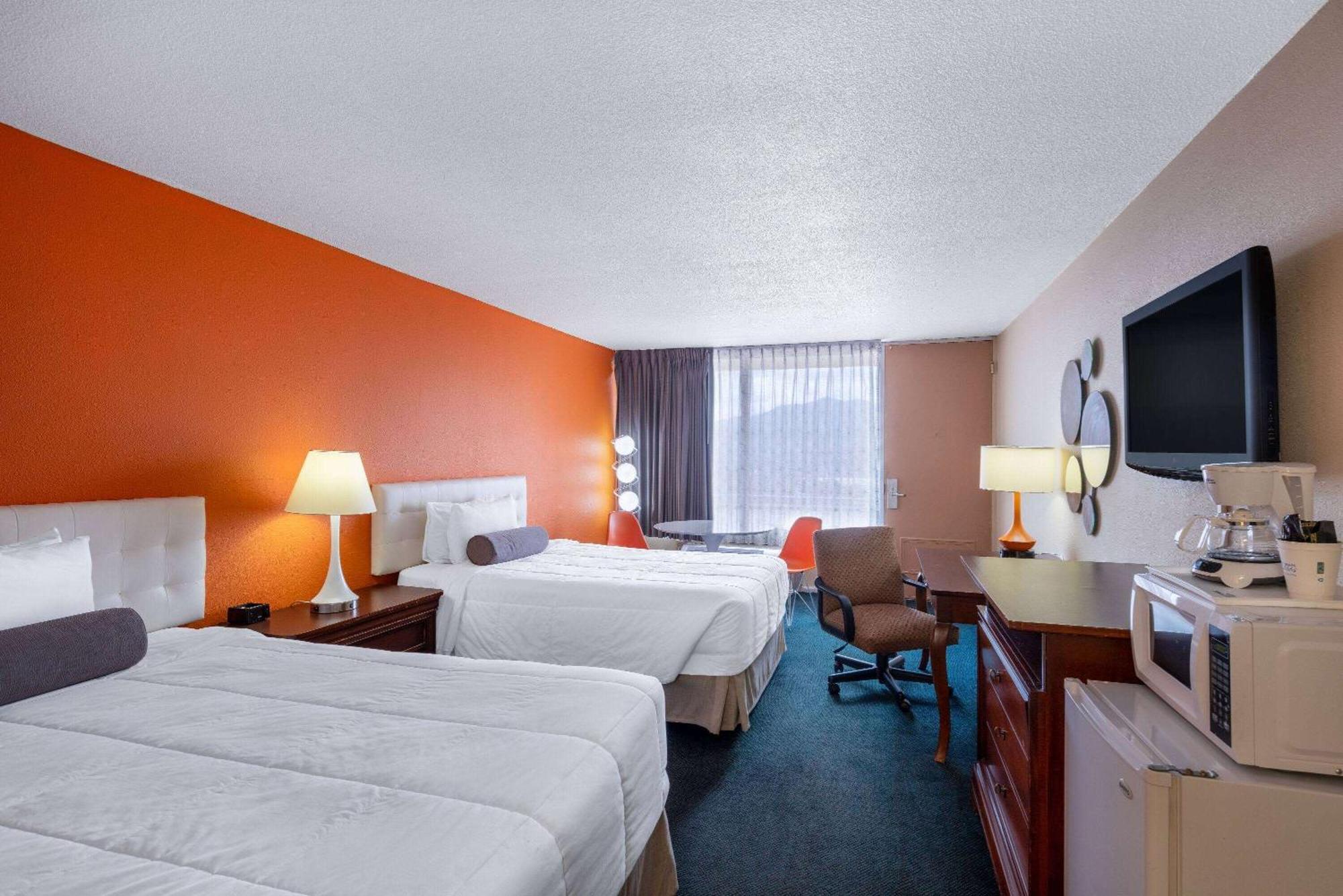 Hotel Howard Johnson & Conference Center By Wyndham 2*