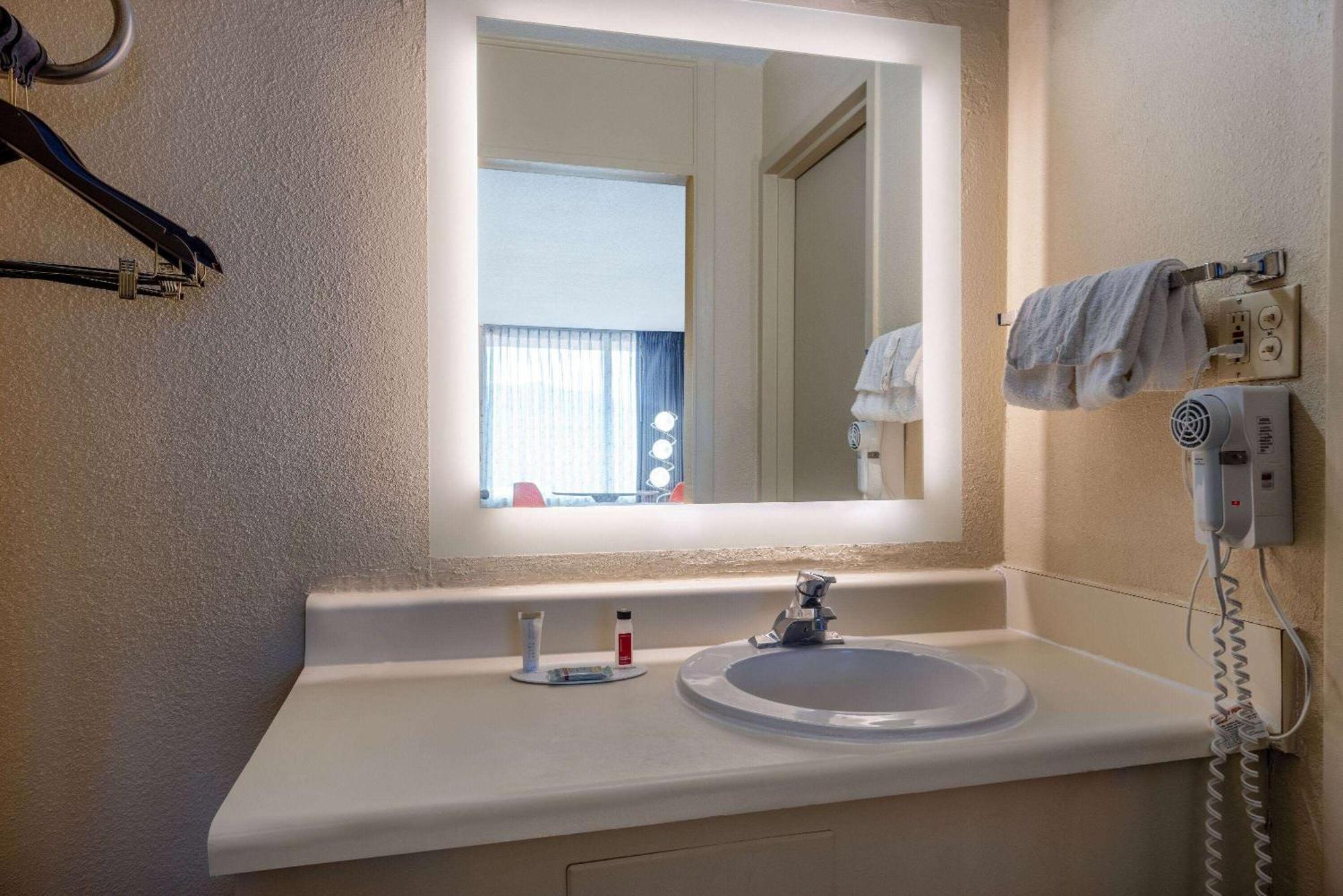 Howard Johnson & Conference Center By Wyndham Hotel 2*