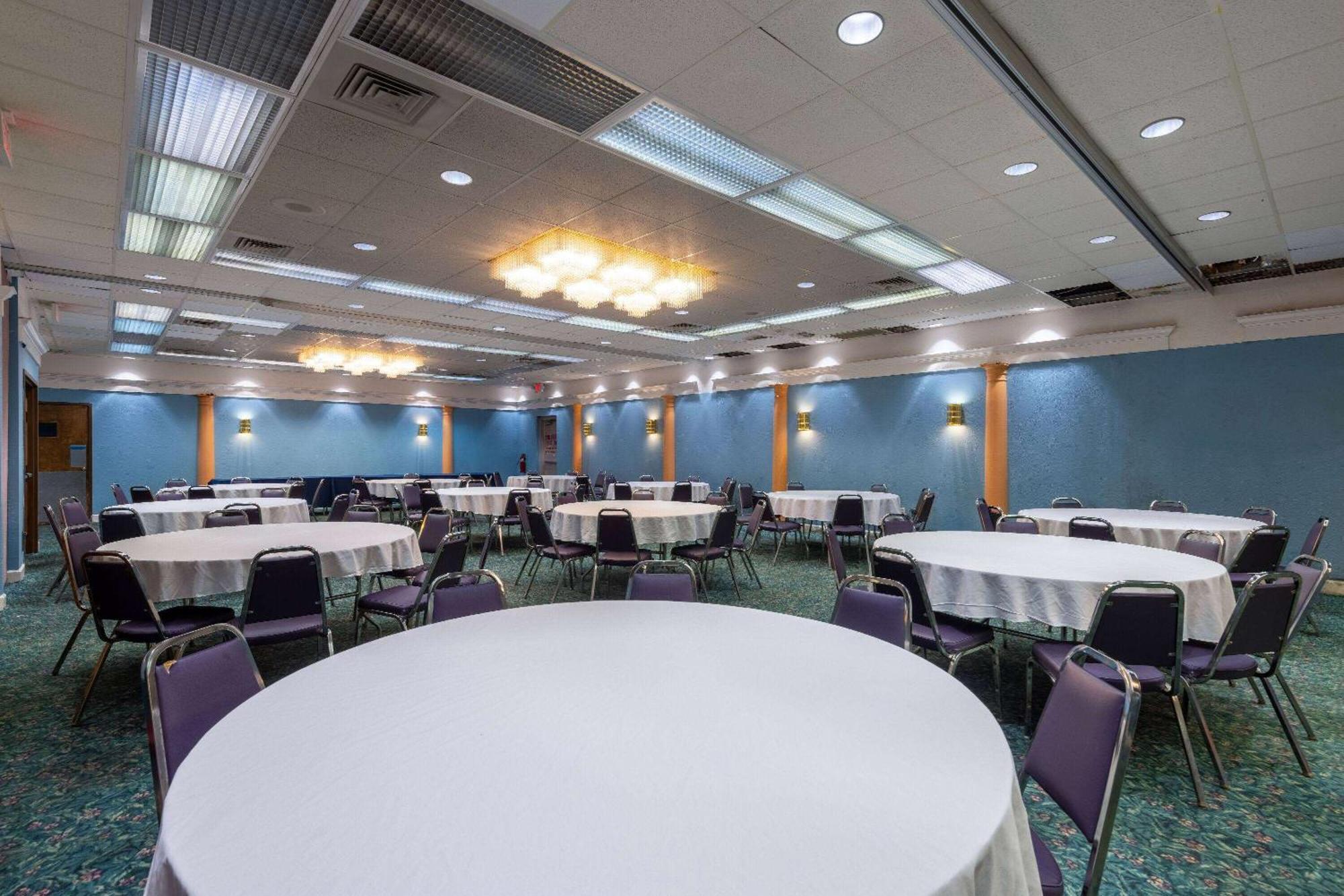 Hotel Howard Johnson & Conference Center By Wyndham