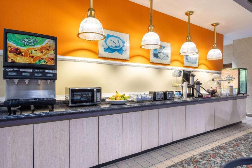 Hotel Howard Johnson & Conference Center By Wyndham