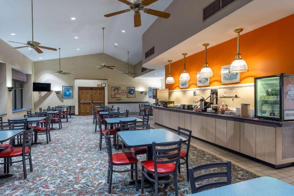 Howard Johnson & Conference Center By Wyndham 2*