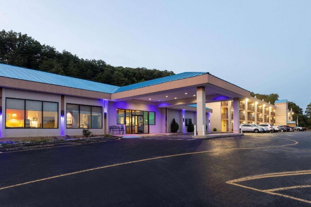 Howard Johnson & Conference Center By Wyndham Hotel 2*