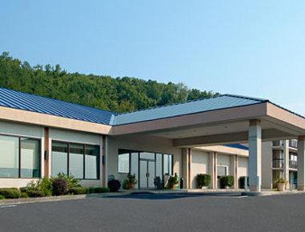 Hotel Howard Johnson & Conference Center By Wyndham 2*