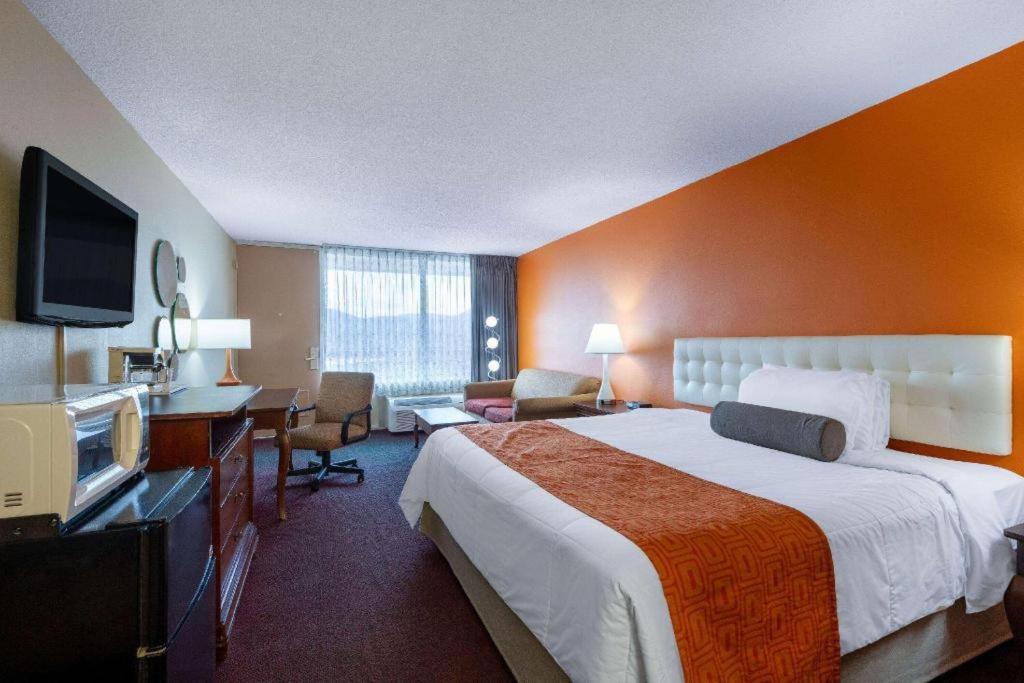 Howard Johnson & Conference Center By Wyndham